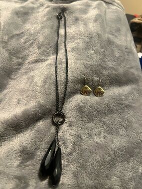 Liz Claiborne Black Necklace & Gold Tone Liz Claiborne Pierced Earrings, good
